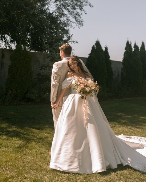 First touch 🤍 Wedding First Kiss Photo, Wedding First Touch Photo, First Look Wedding Photos Groom Reaction, Wedding First Look Photos Ideas, First Kiss Wedding Pictures, First Touch Wedding Pictures, Wedding First Touch, First Kiss Wedding, First Look Wedding Photos