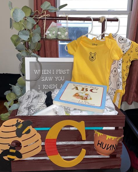 Winnie the Pooh Baby Shower Gift Basket Winnie The Pooh, Winnie The Pooh Baby Shower Gifts, Winnie The Pooh Baby Shower Gift Ideas, Winnie The Pooh Basket, Pregnant Goals, Newborn Baby Gift Basket, Baby Boy Gift Baskets, Baby Bouquet, Children Outfits