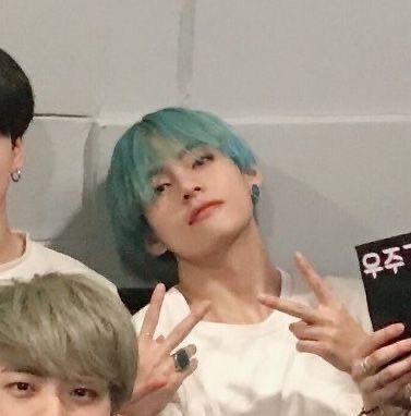 V Bts Wallpaper, Bts Aesthetic Pictures, Kpop Icons, Daegu, V Taehyung, Green Hair, Foto Bts, Bts V, Bts Taehyung