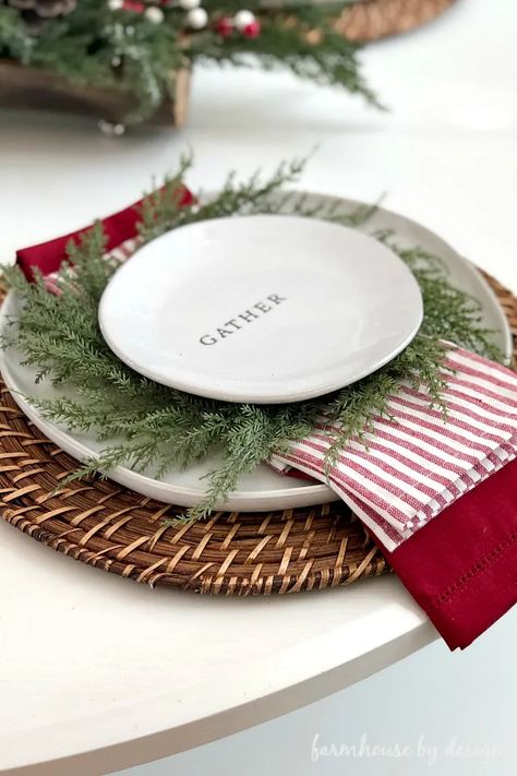 Chritmas Table, Holidays Outfits, Rattan Charger, Centerpieces Ideas, Creative Table, Deco Table Noel, Christmas Dinner Table, Christmas Tablescape, Decoration Styles