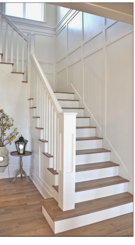 Top Of Stairs Landing Decor, Stairs Landing Decor, Entryway Stairs, White Staircase, Stair Banister, White Stairs, Stairs Landing, Diy Staircase, House Staircase