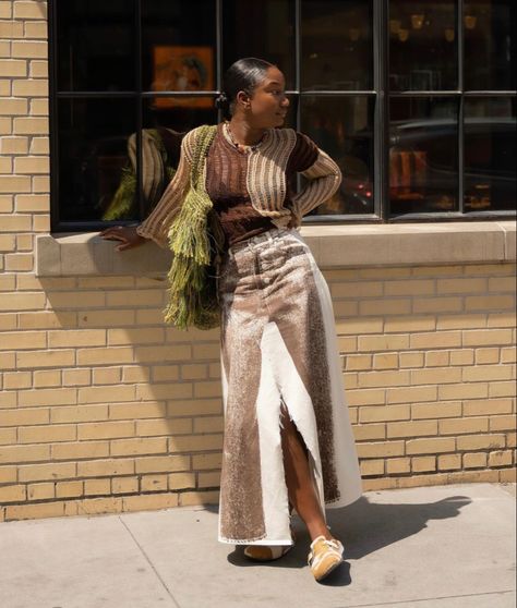 Maxi Skirt Fit, Fall Shoe Trends, Brown Maxi Skirt, Fall Shoe, Denim On Denim, Fashion Corner, Street Style Edgy, Shoe Trends, Black Women Fashion