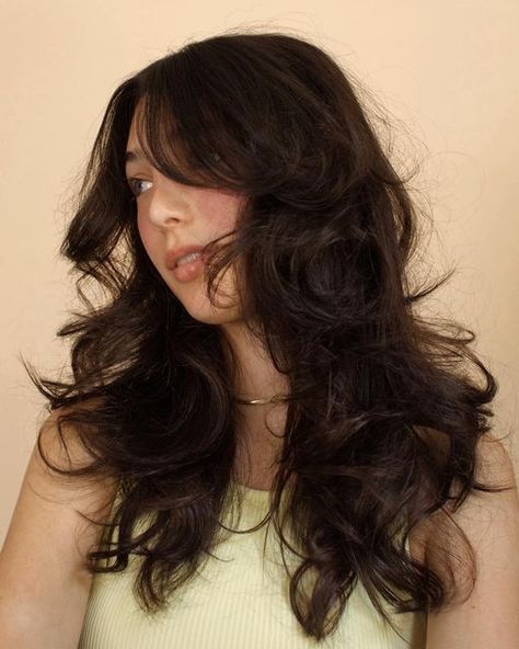 Blown Out Layered Hair, Shaggy Side Bangs, Face Framing Layers Wavy Hair, Brunette Blowout, Clubbing Makeup, Blown Out Hair, Fringe Haircuts, Face Framing Hair, Haircut 2023