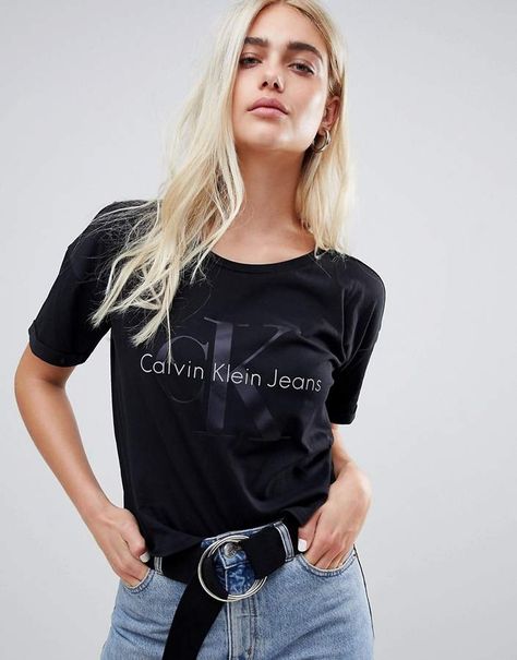 Outfit Edit, T Shirt Trends, Calvin Klein Outfits, Jeans Logo, Cropped T Shirt, Tshirt Outfits, Trending Tshirts, Crop Tshirt, Logo T Shirt