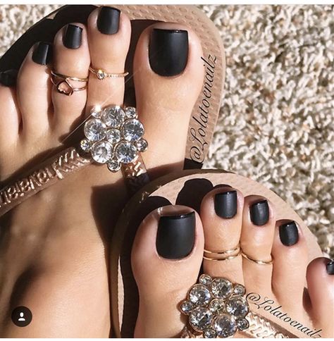 Matte black polish. Teen Nail Art, Black Pedicure, Black Toe Nails, French Pedicure, Pedicure Colors, Acrylic Toes, Toe Nail Color, Pretty Toe Nails, Cute Toe Nails