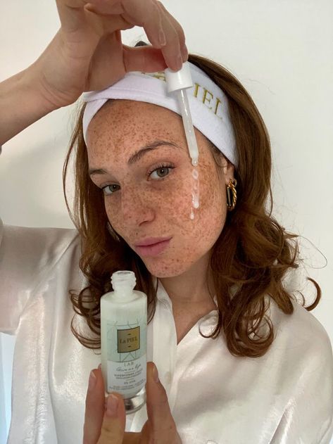 Give your skin natural glow Skincare Pose Ideas, Selfie With Product, Selfie With Product Ideas, Beauty Influencer Aesthetic, Ugc Pictures, Skincare Photos, Ugc Photos, Skincare Ugc, Skincare Influencer