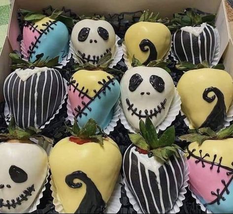 Jack And Sally Strawberries, Night Before Christmas Treats, The Nightmare Before Christmas Desserts, Nightmare Before Christmas Pretzels, Nbc Birthday Party, Tim Burton Birthday Party Ideas, Nightmare Before Christmas Gender Reveal, Nightmare Before Christmas Babyshower, Halloween Chocolate Covered Strawberries