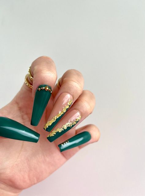 Nails Emerald, Acrylic Aesthetic, Emerald Green Nails, Quince Nails, Quinceanera Nails, Emerald Nails, Gold Acrylic Nails, Green Acrylic Nails, Ten Nails