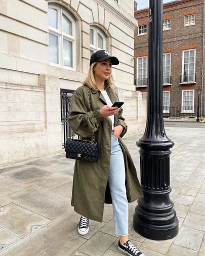 New Era Cap Outfit Woman Style, New Era Cap Outfit Woman, New Era Cap Outfit, New Era Outfit, Vivi Fashion, Baseball Cap Outfit, Chloe Rose, Cap Outfit, Jeans And Converse