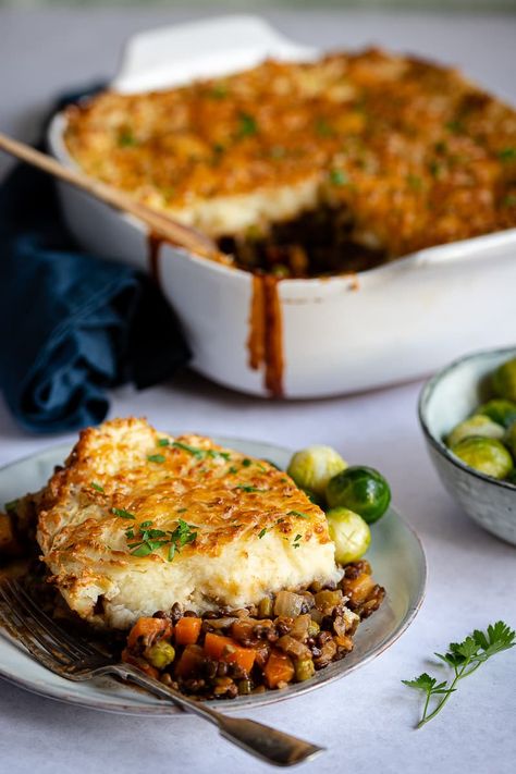 This lentil cottage pie is a firm family favourite. Packed with lentils, mushrooms and vegetables this is the perfect veggie comfort food. Low Carb Shepherds Pie, Vegetarian Shepherds Pie, Cottage Pie Recipe, Vegan Ground Beef, Dinner Choices, Cauliflower Mash, One Dish Dinners, Cottage Pie, Shepherd's Pie