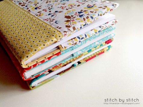 Quilt Book Cover, Craft Stand, Book Tutorial, Fabric Book Covers, Book Cover Diy, Teachers Diy, Stitch Fabric, Fabric Journals, Sewing Fabrics