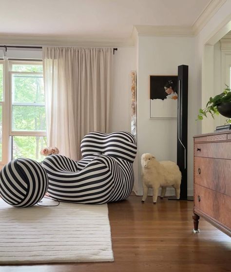 Funky black and white striped chair in ecclectic living room Black White Chairs Living Room, Vintage House Interior, Striped Armchair, Cozy Neutral Living Room, Hipster Home Decor, Black And White Chair, Black And White Living Room, Striped Chair, Small Living Room Decor