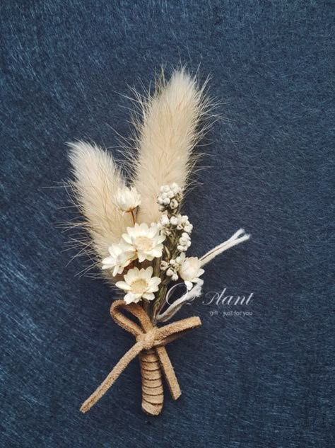 Diy Dried Flower Boutonniere, Wedding Bucket, Rusting Wedding, Bridal Car, Minimal Wedding Dress, Dried Flowers Wedding, Boho Crafts Diy, Wedding Bouquets Bride, Hippie Wedding