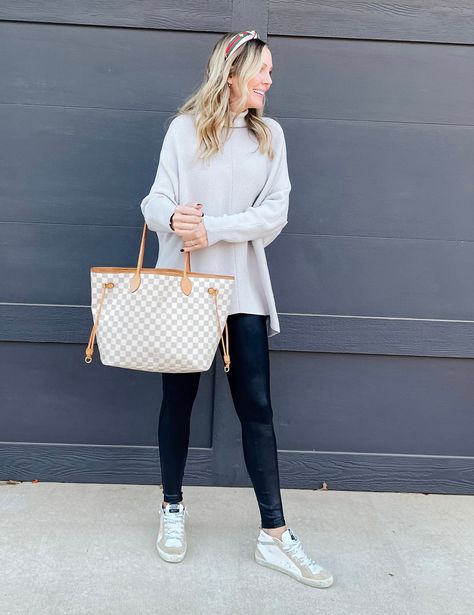 Thinking about getting hte Louis Vuitton Neverfull tote? Ashley of Curls and Cashmere shares a Louis Vuitton Neverfull Tote Size Review. Louis Vuitton Mm, Lv Tote, Lv Neverfull, Louis Vuitton Neverfull Gm, Leggings Outfits, Everyday Tote Bag, Grey Tote, Tote Organization, Louis Vuitton Neverfull Mm