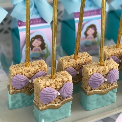 Fondant Art в Instagram: «Love the detail on these mermaid Rice Krispie treats! Pic by @lunazulmiami…» Mermaid Rice Krispie Treats, Mermaid Desserts, Mermaid Treats, Mermaid Party Ideas, Mermaid Baby Shower Theme, Fondant Art, Mermaid Cookies, Mermaid Theme Birthday Party, Making Cakes