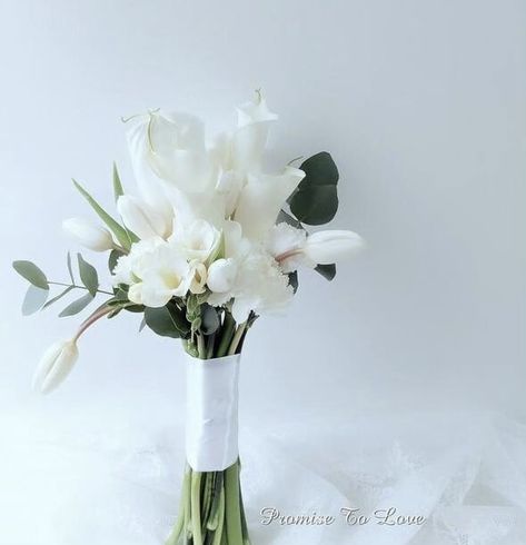 Minimalist White Bouquet, Wedding Pictures Beach, Lily Of The Valley Bouquet, Bride Bouquets White, Beach Bouquet, Wedding Flowers Greenery, Prom Bouquet, Diy Bridal Bouquet, White Rose Bouquet