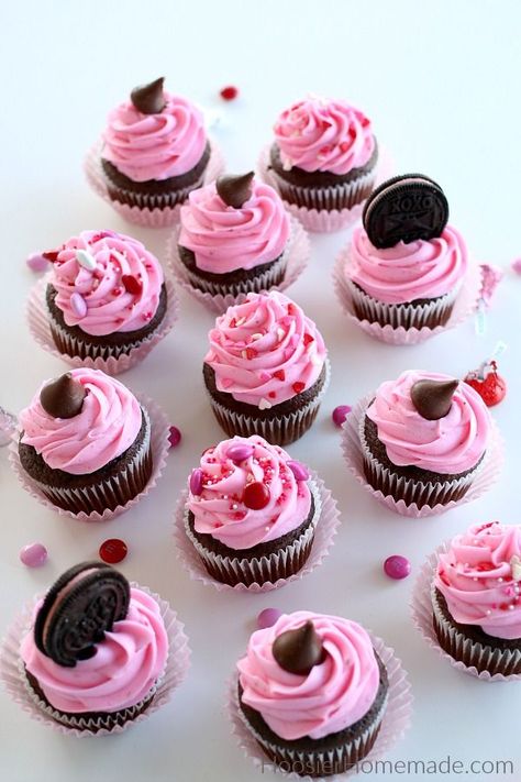 Valentine's Day Cupcakes | Chocolate Cupcakes with Fresh Strawberry Frosting in these Valentines Day Cupcakes #valentinesdaycupcakes #cupcakes #valentinesdaycupcakesideas Simple Valentines Cupcakes, Valentine’s Day Cupcakes For Kids, Valentine’s Cupcakes Ideas, Valentine Cupcakes For Kids, Valentine Cupcake Ideas, Cupcakes Valentines Day, Fresh Strawberry Frosting, Design Cupcakes, Valentines Cakes And Cupcakes