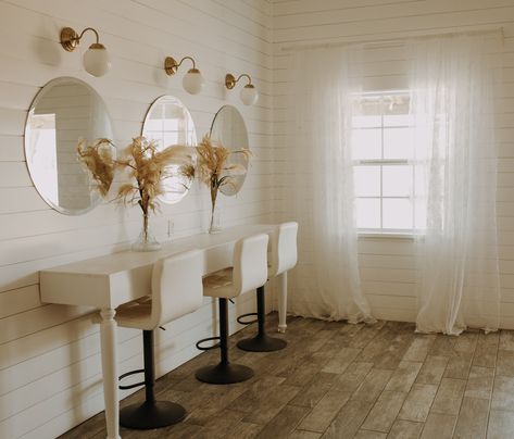 Bridal Ready Room, Farmhouse Bridal Suite, Bridal Suite Room Design, Bridal Suite Bedroom, Modern Bridal Suite Room, Bridal Suite Inspiration, Bridal Suite Interior Design, Bridal Suites Decor, Bride Suite Decor