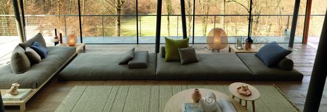 Modern Sofa Designs Luxury, Japanese Floor Seating, Sofa Design Luxury, Tatami Living Room, Japanese Sofa, Divani Design, Floor Seating Living Room, Fabric Sofa Design, Japanese Living Room