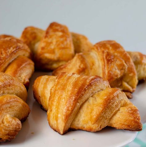 French Breads, Pink Party Foods, Mini Croissant, Homemade Baked Bread, Breakfast Pastry, Butter Croissant, Mini Croissants, American Pancakes, Croissant Recipe