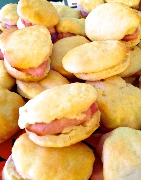 mini ham biscuits | mini buttermilk biscuits with ham | cooking from the heart Ham Biscuits, Honey Ham, Christmas Ham, Tea Biscuits, Tailgate Food, Slider Recipes, Buttermilk Biscuits, Breakfast Breads, Biscuit Recipe