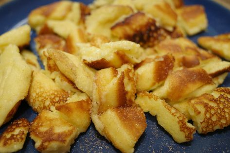 A Swiss pancake: Cholermüs – despite the snow Cottage Meals, Old Forest, Food Recipe, The Snow, Cooking And Baking, Switzerland, The Old, Pancakes, Forest