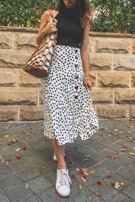 Skirt With White Sneakers, Black Polka Dot Skirt, Dots Outfit, Dots Fashion, Floral Skirts, Polka Dots Fashion, Polka Dot Skirt, Dot Skirt, Red Skirts