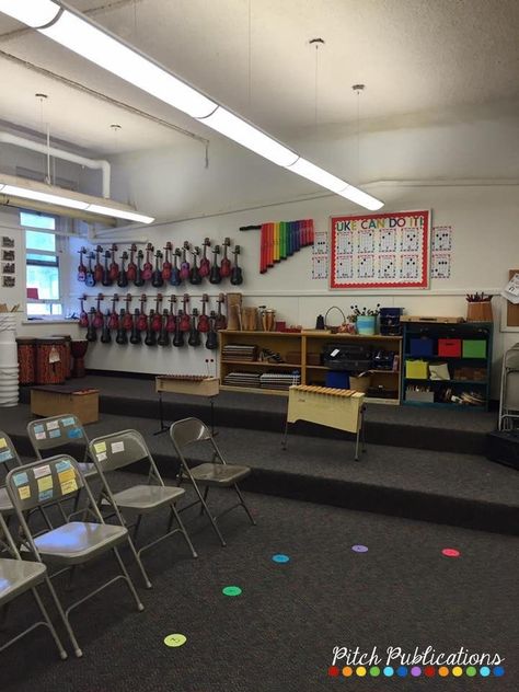 Music Classroom Aesthetic, Elementary Music Teacher Aesthetic, Music Classroom Design, Music Teacher Classroom, School Music Room, Ukulele Storage, Middle School Music Classroom, Band Classroom, Music Room Organization