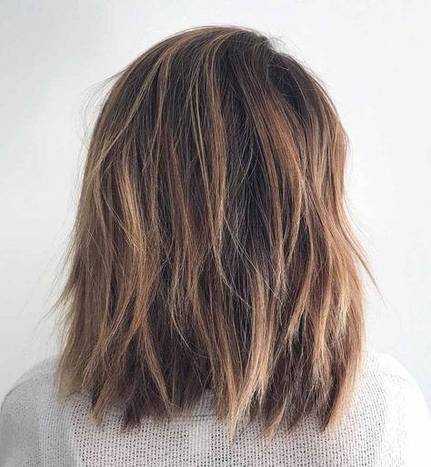 Si vous avez des cheveux longs et que vous voulez changer de look sans trop couper, c’est bien pour un carré dégradé mi-long que vous devez opter. Cette coupe de cheveux adoucit les traits du visage, et convient à toutes les textures de cheveux, que ces derniers soient bouclés, ondulés ou raides. Besoin d’idées pour vous inspirer avant de passer par la case ciseaux ? Jetez un œil sur notre galerie et choisissez votre prochaine coupe de cheveux. Layered Haircuts Shoulder Length, Straight Hair Cuts, Textured Bob, Medium Length Hair With Layers, Frontal Hairstyles, Shoulder Length Hair Cuts, Blonde Hair With Highlights, Haircuts For Medium Hair, Haircuts For Long Hair