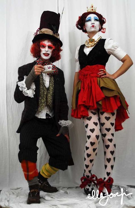 Mad Hatter & Queen of Hearts 2010 Mad Hatter And Queen Of Hearts Costume, Cabaret Goth, Halloweenský Makeup, Alice Costume, Queen Of Hearts Costume, Halloween Idea, Occasion Outfit, Holloween Costume, Goth Look