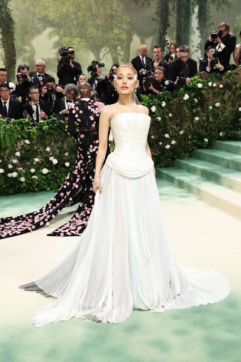 Met Gala 2024 Red Carpet Looks: See Every Celebrity Outfit and Dress | Vogue Met Gala Outfits, Gala Outfit, Sam & Cat, Gala Fashion, Met Gala Red Carpet, Vogue Dress, Emma Chamberlain, Penelope Cruz, Cat Valentine