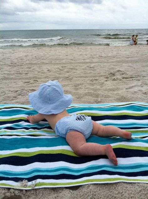 Baby Beach Pictures, Baby Beach Photos, Vom Avea Un Copil, Perlengkapan Bayi Diy, 6 Month Baby Picture Ideas, Newborn Baby Photoshoot, Baby Swimsuit, Foto Baby, Baby Swimming