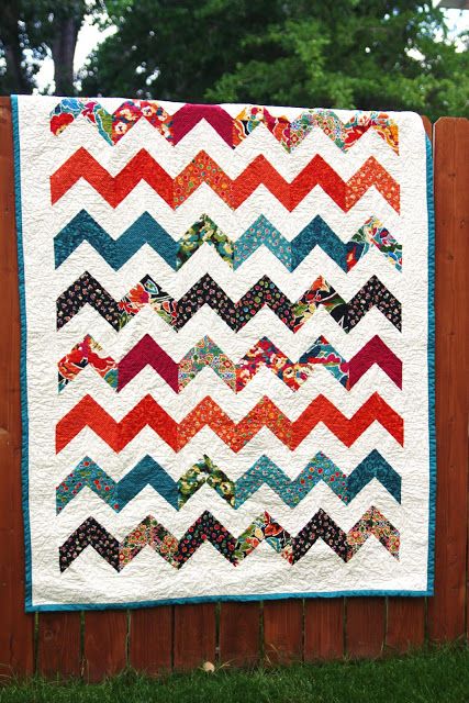 Magpie Quilts: Chevron Quilts Chevron Quilts, Chevron Jewelry, Electric Quilt, Chevron Quilt, Diy Quilt, Get It Done, King Quilt, Quilt Tutorials, Quilt Blanket