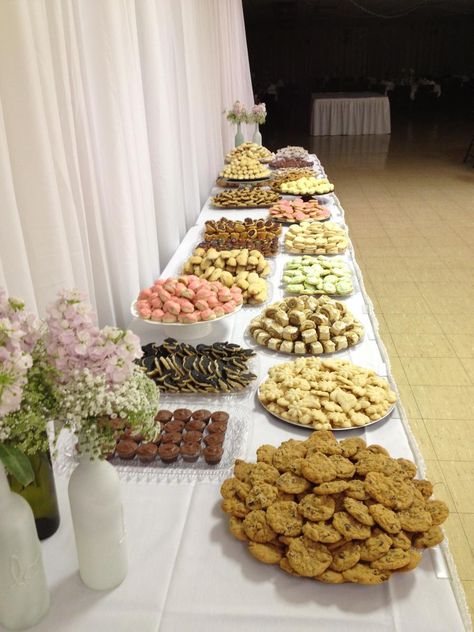 Cookie Table set up Cupcake And Cookie Display Table, Cookie Bar Display, Christmas Cookie Table, Cookie Tables, Fall Wedding Desserts, Cookie Table Wedding, Cookie Buffet, Party Food Table, Fall Party Food