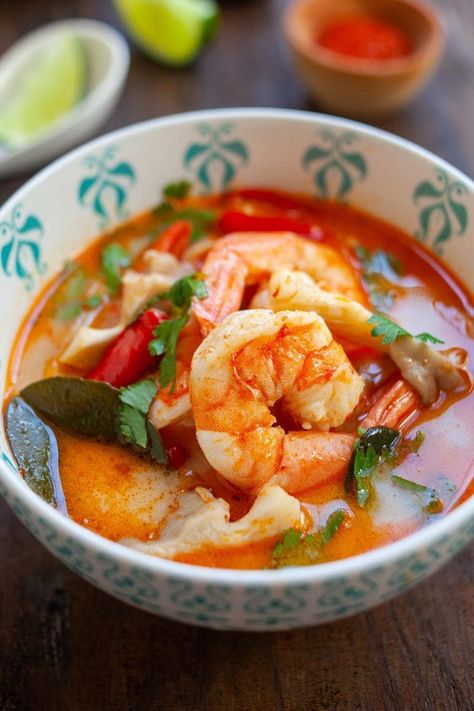 Thai Hot And Sour Soup, Tom Yum Soup Recipe, Tom Yum Goong, Asian Soup Recipes, Resep Pasta, Thai Soup, Tom Yum Soup, Hot And Sour Soup, Tom Yum