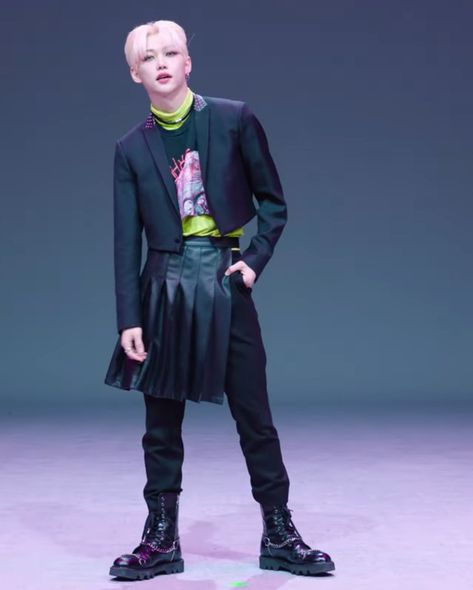 Felix Maniac, Mv Outfits, Creative Shot, Concert Fits, Kpop Outfits, Kpop Fashion, Hair Tutorial, Fashion Outfits, Hair Styles