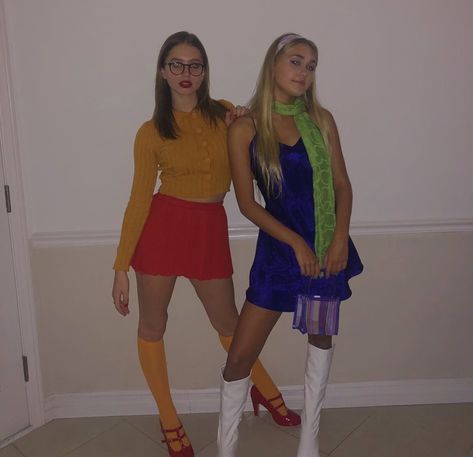 Velma Halloween Costume, Badass Halloween Costumes, Emily Skinner, Daphne Costume, Halloween Duos, Kostum Halloween, Cute Group Halloween Costumes, Halloween Costumes For Teens Girls, Daphne And Velma