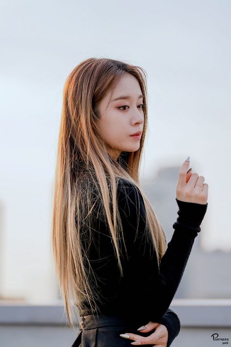 Ning Yizhuo, Park Jiyeon, Park Ji Yeon, Blonde Asian, Formal Hairstyles For Long Hair, Formal Hairstyles, City Aesthetic, Press Conference, Lego Sets