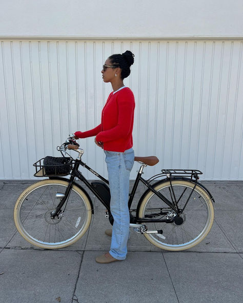 Bike Outfit, Bike Technology, Best Electric Bikes, Pretty Bike, Biking Outfit, Cycle Chic, Commuter Bike, Electric Bikes, Kids Seating