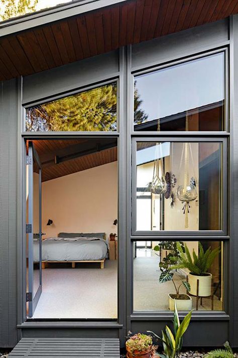 Stunning mid-century renewal in Portland by Jessica Helgerson Mcm Renovation, Mid Century Renovation, Jessica Helgerson, Modern Ranch House, Architecture Renovation, Bed Platform, Mid Century Modern Bedroom, Modern Ranch, Mid Century Architecture