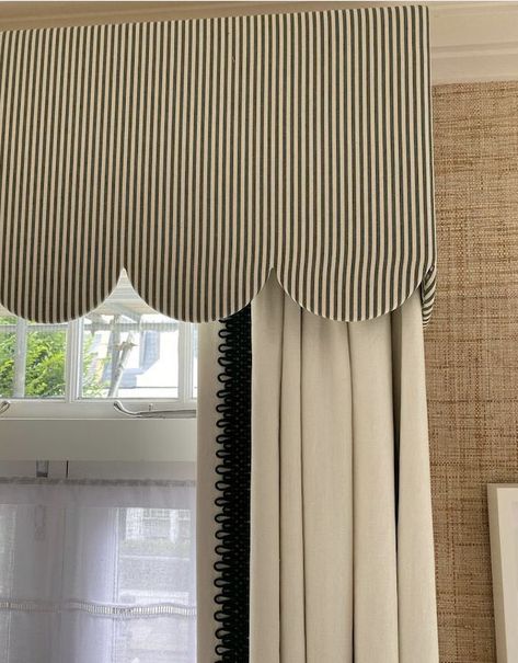 Modern Pelmet Ideas, Dormer Curtains, Baby Room Design Colorful, Scalloped Pelmet, Modern Window Valance, Blind Pelmet, Modern Colonial Decor, Pelmet Ideas, Window Cornices