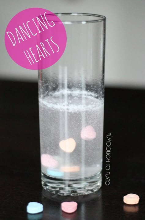 Cool kids' science experiment!! Make dancing conversation hearts. Valentine Science, Valentine Preschool, Toddler Science, February Art, Valentines Week, February Lessons, Science Valentines, Kindergarten Valentines, February Activity