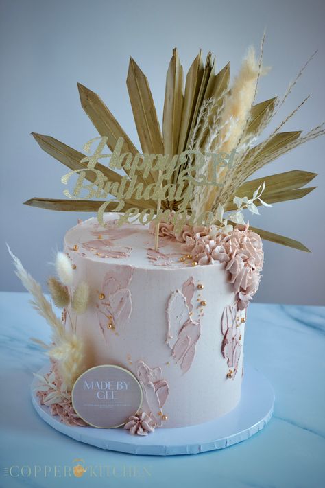 7" vanilla bean cakes with a neutral pink design including dried flowers and pampas grass. Pampas Grass Birthday Cake, Cake With Pampas Flowers, Pampas Cake Decor, Cake With Dried Flowers, Rođendanske Torte, Healthy Baking Alternatives, Sugar Free Pastries, Grass Cake, Textured Cake