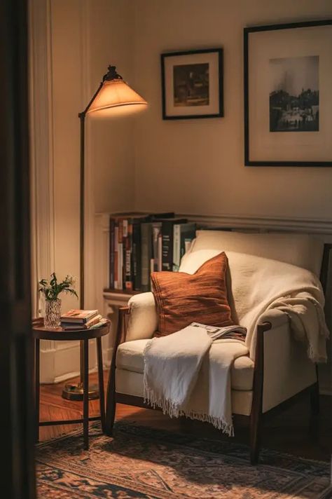 7 Cozy Guest Room Ideas Your Guests Will Fall In Love With! - Blog by Cavelights Guest Room Sitting Area, Guest Room Library, Living Room Reading Corner, Cozy Guest Room, Guest Room Ideas, Cozy Guest Rooms, Cozy Sitting Area, Soft Sheets, Luxurious Bedding