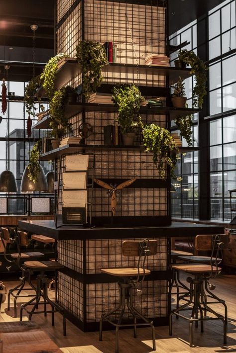 Cool Restaurant Interior Design, Metal In Interior Design, Restaurant Pillar Design, Metal Column Design, Restaurant Column Design, Rustic Restaurant Interior Design Ideas, Mesh Interior Design, Industrial Interior Design Commercial, Column Seating