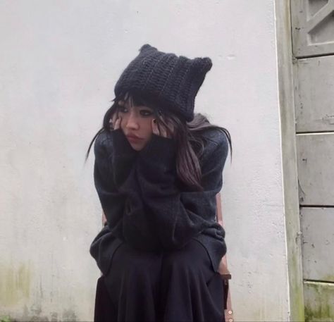 Black Beanie Outfit, Beabadoobee Outfits, Girly Grunge, Beanie Outfit, Black Beanie, Art References, Fitness Inspo, Fashion Inspo Outfits, Pretty People