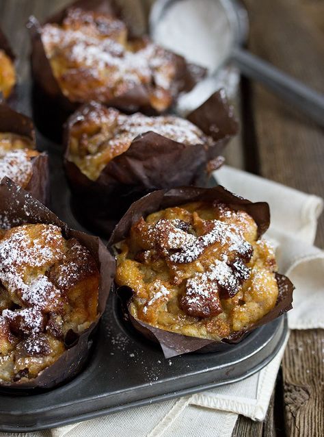 Bread Pudding Muffins - turn your left-over, stale bread in to easy and delicious muffins! Great for breakfast, snacks or even a warm dessert with maple syrup or ice cream. Bread Pudding Muffins, Easy Bread Pudding, Bread Pudding Easy, Warm Desserts, Sweet Breakfast Treats, Leftover Bread, Muffin Tin Recipes, Muffin Bread, Bread Pudding Recipe