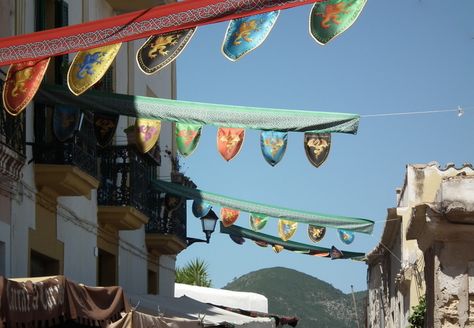 medieval bunting Medieval Bunting, Medieval Encampment, Medieval Banners, Medieval Banner, Christmas Dinner Decorations, Middle Ages Clothing, Medieval Banquet, Fabric Banners, Renn Faire