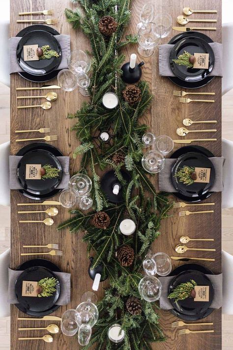 25+ Absolutely Gorgeous Centerpiece Ideas For Your Christmas Table Koti Diy, Gorgeous Centerpieces, Christmas Dinner Table, Christmas Table Centerpieces, Christmas Tablescape, Ultimate Christmas, Christmas Inspo, Christmas Tablescapes, Christmas Table Settings