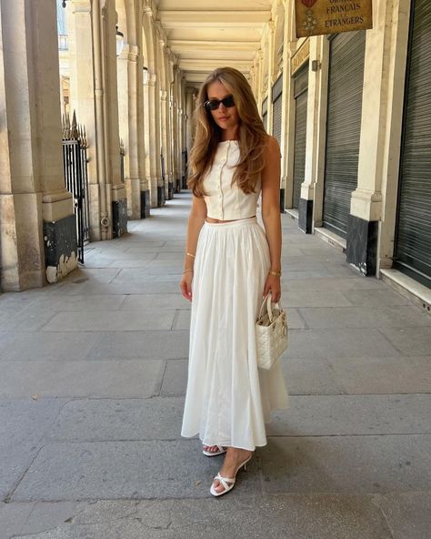 Lovisa Barkman (@lovisabarkman) • Instagram photos and videos Skirt Outfits For Work, Stylish Office Outfits, White Maxi Skirt Outfit, Cream Maxi Skirt, Summer Dress Trends, White Skirt Outfits, The 90s Fashion, White Maxi Skirt, Conservative Fashion